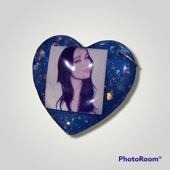Dove Cameron Blue Glitter Heart Keychain - Picture 10 of 13